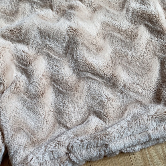 Faux fur urban outfitters jacket - Picture 8 of 9